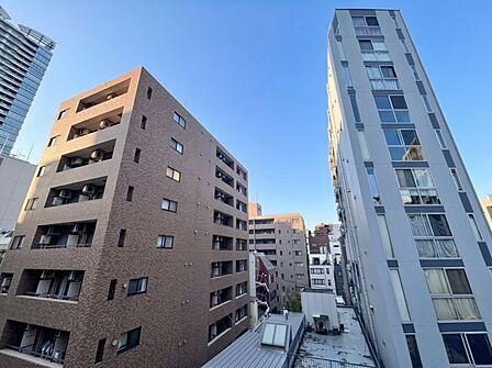 暮らしの中で光と風を演出してくれるバルコニー。開放感を演出しながら、爽やかな風が通ってきます。 （空の加工を生成AIで行っています）