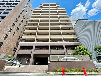 外観：都心の便利さと自然との共生を実現した美しい佇まい。（空の加工を生成AIで行っています）