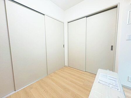 住まう方自身でカスタマイズして頂けるように「シンプル」にデザインされた室内。