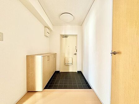 毎日出入りに使う玄関は外出する時は爽やかに、帰宅するときはホッとする落ち着いた空間へ。