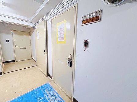 毎日出入りに使う玄関は外出する時は爽やかに、帰宅するときはホッとする落ち着いた空間へ。