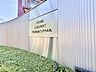 エントランス：スタイリッシュなマンション名プレートは上質な住空間へ導きます。訪れるたび帰るたびに優しくおもてなし。