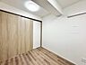 寝室：ナチュラルカラーのフローリングのお部屋は、温かみを感じさせリラックスをもたらす効果があります。