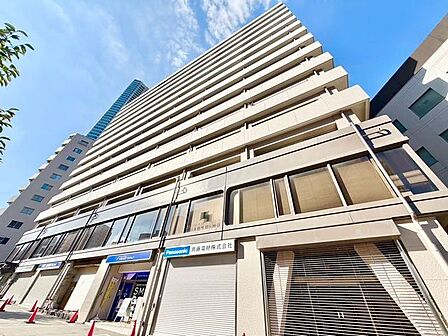 明るさとぬくもりを感じる、落ち着いた佇まい。ずっと色あせない、愛情の持てる外観。(空の加工を生成AIで行っています)