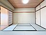 寝室：しっとりと落ち着いた雰囲気。いぐさの香る和室でリラックスした毎日をお過ごしください。