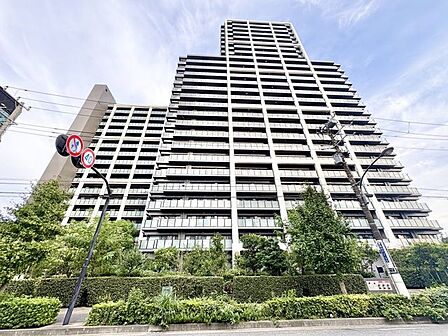 堂々たる趣ながら、主張し過ぎずどこか余裕を感じさせるシャープなフォルムで佇む邸宅。