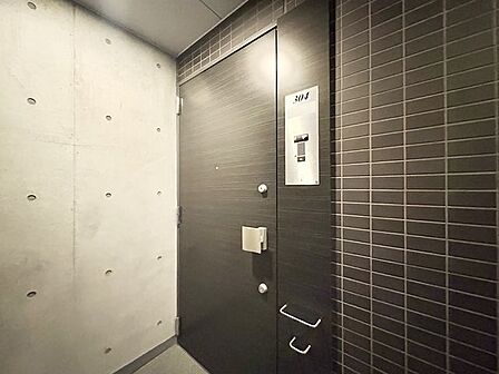 毎日出入りに使う玄関は外出する時は爽やかに、帰宅するときはホッとする落ち着いた空間へ。