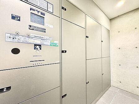 宅配BOX。お仕事やお出かけで荷物が受け取れない時も大変便利です。