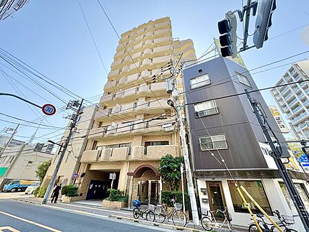 落ち着いた印象の外観。凛とした深みを纏うヴィンテージマンション。
