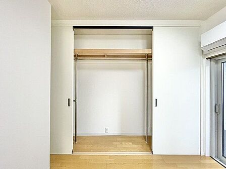 充分な収納スペースを確保。居室内に余計な家具を置く必要がないので、シンプルですっきりとした暮らし。