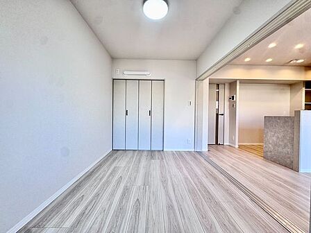 過ぎ行く時間をゆったりと感じることができる落ち着いたお部屋。プライベートな時間を満喫できます。