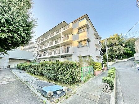 豊かな住環境に恵まれたレジデンス。明るさとぬくもりを感じる、落ち着いた佇まい。
