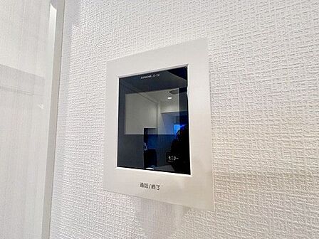 来訪者の確認ができるモニター付きインターホン完備。