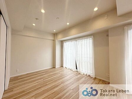 家族が集まる場所だからこそ、採光と通風を確保した心地よいリビングとなっております。自然と家族皆が揃い、笑顔が溢れる場となりそうです。