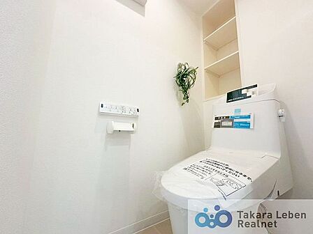 ウォシュレット機能付きのトイレは壁掛けリモコンの上位グレードを採用。便座がスッキリした印象となり、限られた空間を広く見せる効果があります。