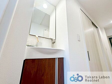 シンプルで明るい洗面脱衣所は、どなたでも使いやすい設計。身支度から洗濯まで、日々の生活をサポートします。
