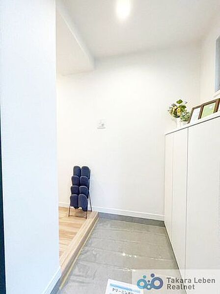 小窓から光が差し込む訪れる方を優しくお出迎えする落ち着いた明るい玄関。