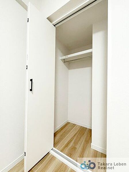 子供部屋内クローゼット。お洋服の他にお子様のおもちゃや季節の荷物を収納できます。