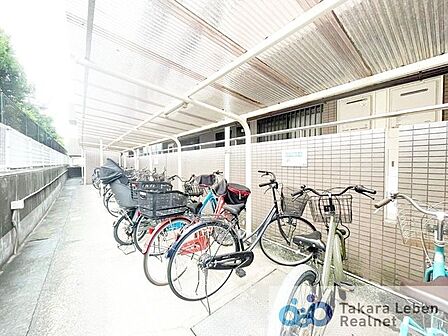 敷地内に屋根付の駐輪場がございます。