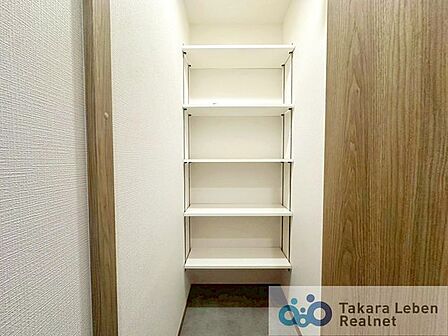 お気に入りの靴や雨具を収納できるシューズクローゼット