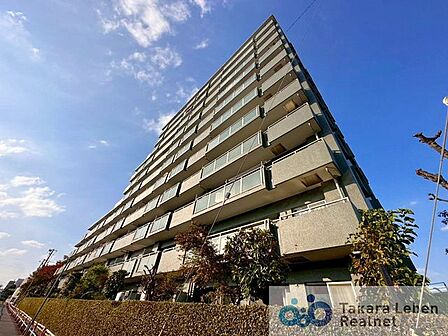 JR埼京線「戸田公園」駅から徒歩約8分。日当り良い閑静な佇まいの総戸数129戸11階建の大規模マンション。