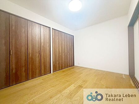 リビング横洋室約6.0帖:ナチュラルカラーのフローリングのお部屋は、温かみを感じさせリラックスをもたらす効果があります。