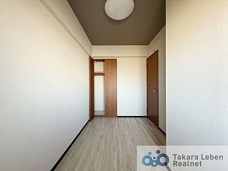約4.3帖の洋室です。お子様が成長した後も独立した空間として利用可能です。