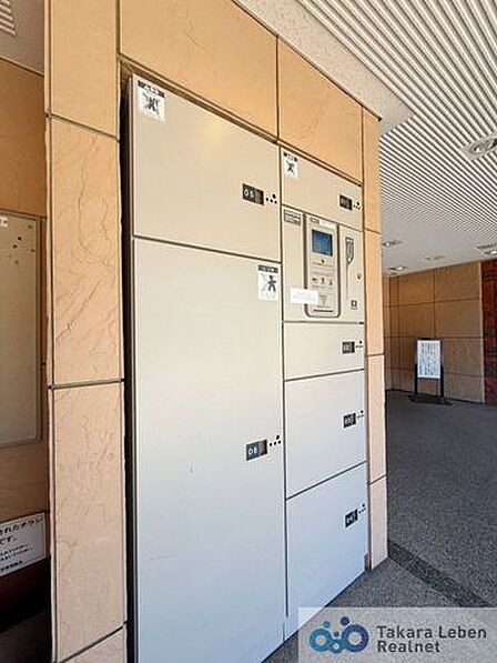 不在時の荷物の受け取りに便利な宅配ボックス。再配達依頼時の休日の時間の拘束から解放されます。