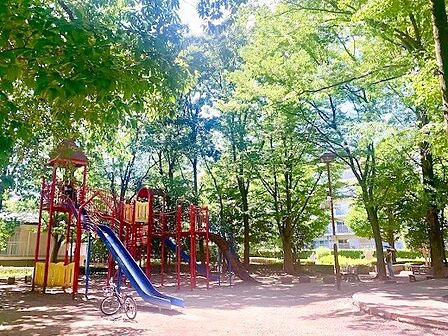 館近隣公園 徒歩2分。 100m