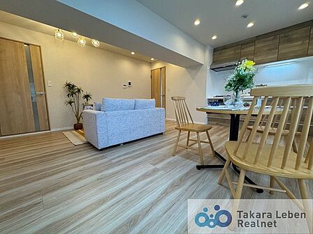 家族が集まる場所だからこそ、採光と通風を確保した心地よいリビングとなっております。自然と家族皆が揃い、笑顔が溢れる場となりそうです。