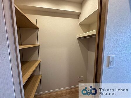 季節ごとの衣類を収納できるウォークインクローゼット。