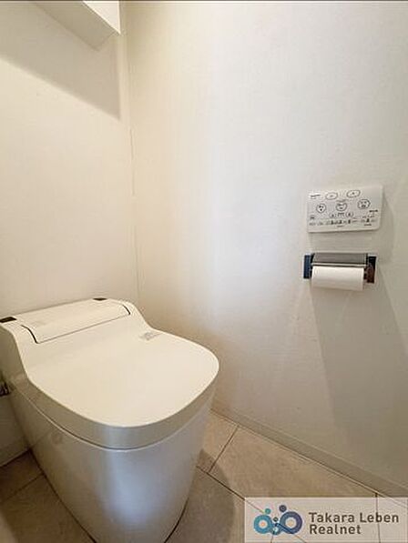 ウォシュレット機能付きのトイレは壁掛けリモコンの上位グレードを採用。便座がスッキリした印象となり、限られた空間を広く見せる効果があります。