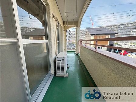 爽やかな風が吹き、で思わずお部屋の外へ出たくなる、そんなバルコニーです。心地良さに包まれ、日々の暮らしをより鮮やかに彩ります。