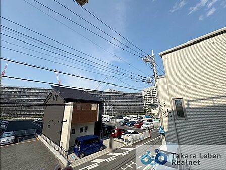 遮る建物なく見晴らしの良い眺望です。室内にも爽やかな風と心地の良い日差しが差し込みます。