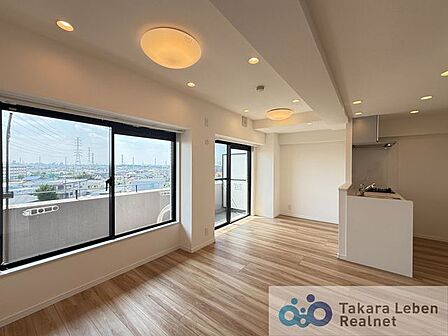 家族だけのプライベートタイムを心地よく過ごせるリビング空間。住まう方のライフスタイルを尊重し、オンリーワンの空間を創り出します。