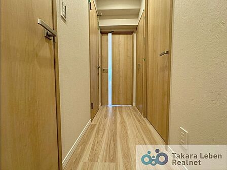 訪れる方を優しくお出迎えする落ち着いた玄関。毎日の外出や帰宅の際にも気持ちを落ち着かせてくれる空間になりそう。
