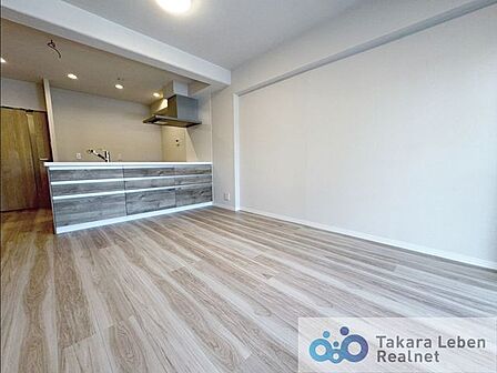 家族が集まる場所だからこそ、採光と通風を確保した心地よいリビングとなっております。自然と家族皆が揃い、笑顔が溢れる場となりそうです。