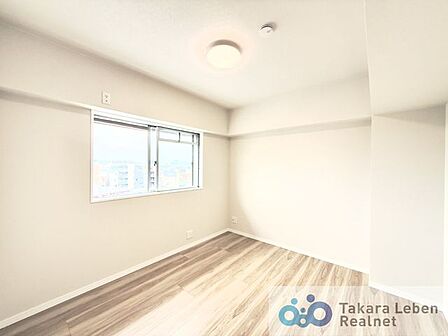 約4.8帖の洋室です。