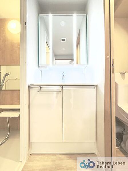 収納力と使いやすさを兼ね備えた洗面脱衣所。生活感が出やすい場所でも、すっきりとした印象を保てます。