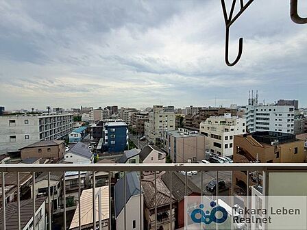 住戸からの眺望。前面に高い建物がなく、遠くまで見通せる眺望が魅力です。また、陽当たり・通風も良好です。