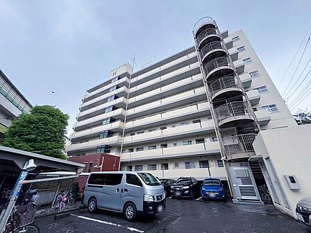 街並みに馴染むシンプルで端正なフォルム。管理体制良好。暮らしやすい環境で安心してお住まいになれます。