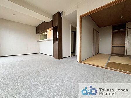 キッチンからリビング全体を見渡すことができます。各居室では独立性を保ちながらも、リビングでは家族が一緒に寛げる空間に。お子様が成長した後も、大切な時間をお過ごしいただけますね。