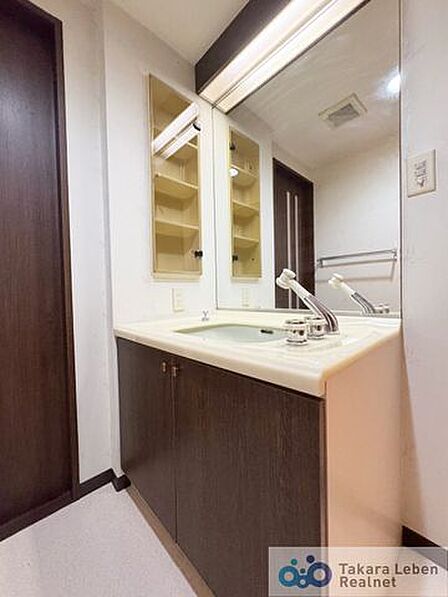 気持ちの良い朝はキレイな洗面所から。鏡裏の収納でモノが出がちな洗面所もスッキリ片付きます。