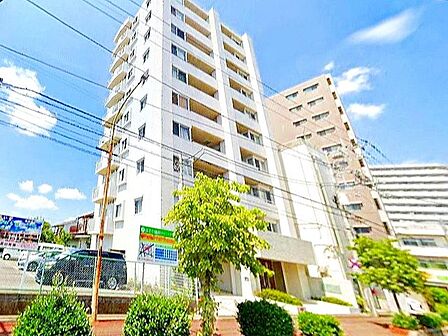 華美でなく、シンプルすぎるのでもなく、シンプル・イズ・ベストの外装デザインが理想的。落ち着いた雰囲気のお家です。