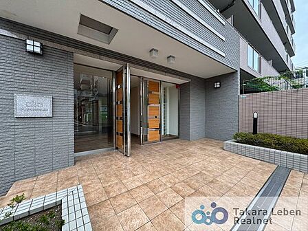 広々とした高級感溢れるエントランスが、ワンランク上の生活をお約束致します。