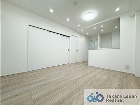 キッチンからリビング全体を見渡すことができます。各居室では独立性を保ちながらも、リビングでは家族が一緒に寛げる空間に。お子様が成長した後も、大切な時間をお過ごしいただけますね。