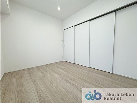 約5.6帖の洋室です。