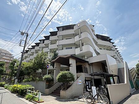 街に馴染みつつも確かな存在感を放つ、洗練された外観。シンプルながらも細部まで配慮されたデザインが、上質な暮らしへの期待を高めます。