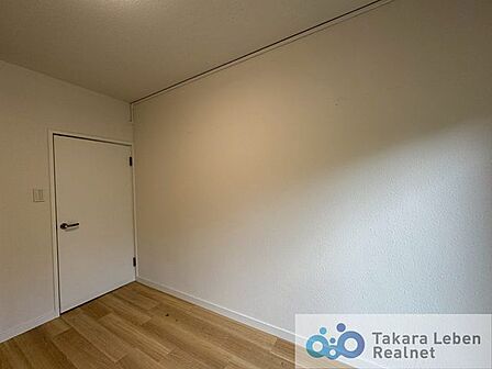 主寝室としても使いやすい広さを確保。家具配置もしやすく、毎日の生活リズムを整えてくれる空間です。