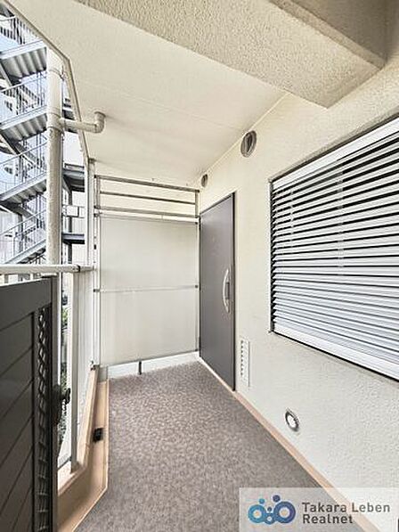 門扉付きの玄関ポーチで戸建てのようにお過ごしいただけます♪